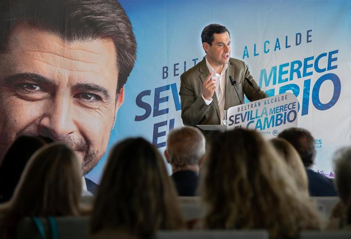Juanma Moreno, participa en un acto con mujeres