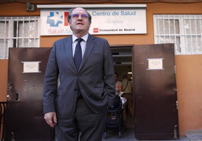 El candidato del PSOE a la Presidencia de la  Comunidad de Madrid, Ángel Gabilondo, visita el Centro de Salud Abrantes