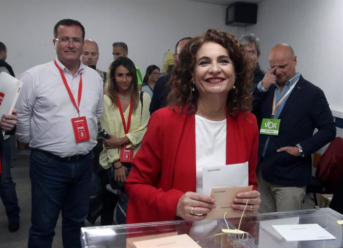 La ministra de Hacienda y cabeza de lista del PSOE al Congreso por Sevilla, María Jesús Montero, acude a votar