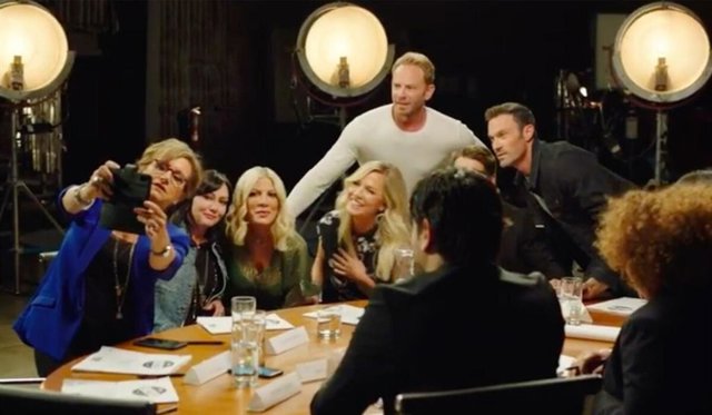 BH90210, reboot de Sensación de vivir, se queda sin showrunner y guionistas
