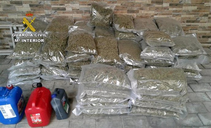 Sucesos.- La Guardia Civil intercepta un vehículo sustraído con más de 80 kilos de marihuana