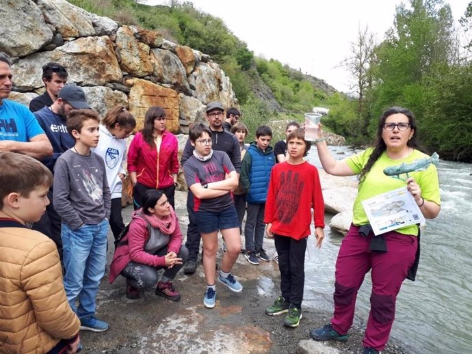 Liberados 100 ejemplares de cavilat en el río Garona a su paso por Es Bordes (Lleida)