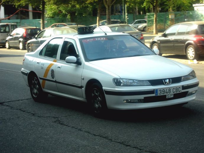 Sevilla.- El número de licencias de taxi crece hasta 2.305 y las autorizaciones de VTC se reducen de 230 a 213