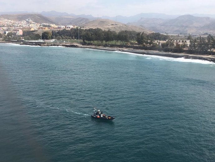 AMP.- Buscan a un bebé y dos adultos desaparecidos en el desembarco de una patera en Arguineguín (Gran Canaria)