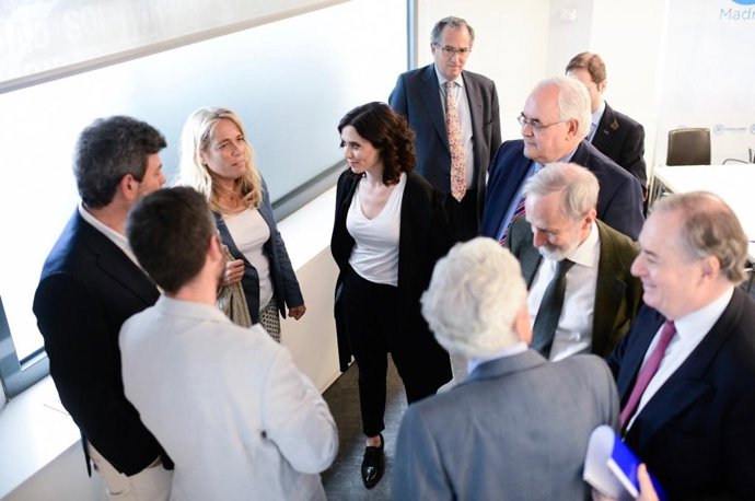 26M.- Díaz Ayuso Se Reúne Con El Equipo Económico Que Le Ayudó A Diseñar Su Programa, Entre Los Que Se Encuentra Lacalle