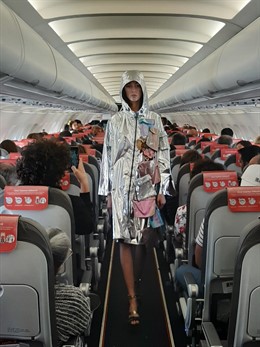 Iberia Express celebra un desfile de la colección de Custo Barcelona en un vuelo Madrid-Lanzarote