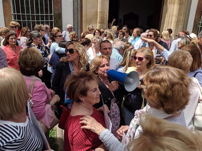 Córdoba.- MasLibres destaca que 300 personas exigen la dimisión del presidente de la Diputación por el cuadro "ofensivo"