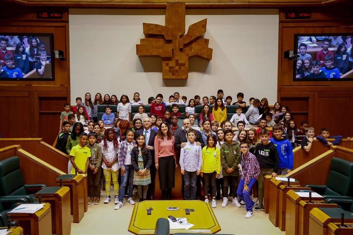 Escolares se comprometen en el Parlamento Vasco a "defender a los más débiles"