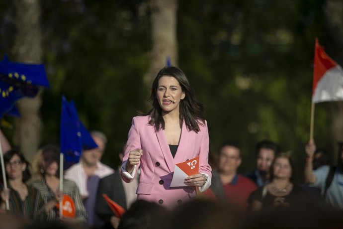 La portavoz nacional de Cs, Inés Arrimadas, participa en un acto de campaña junto al candidato a las elecciones europeas, Luis Garicano, y el candidato a la Alcaldía, Álvaro Pimentel
