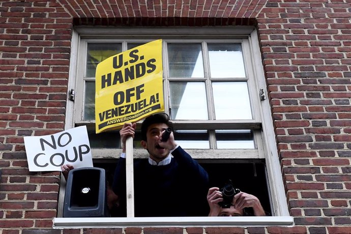 La Policía de EEUU pone fin a la protesta 'chavista' en la Embajada para ceder su control a la oposición