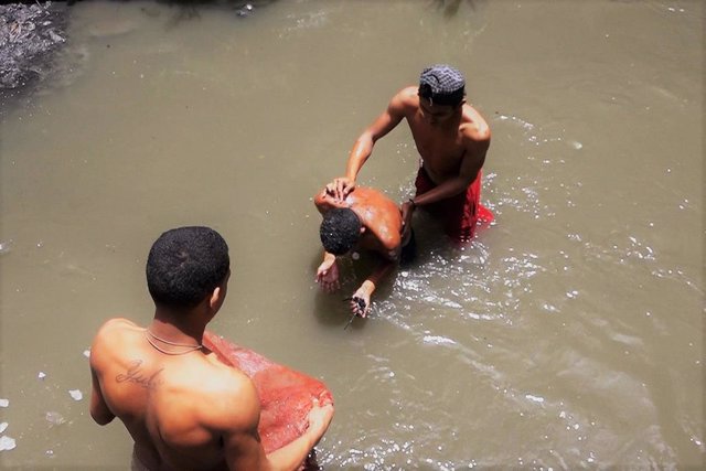 Venezuela.- Oro entre las cloacas: los buscadores del río Guaire