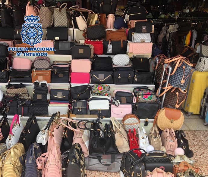 Sucesos.- Detenidas 23 personas en Gran Canaria por la venta de productos falsos valorados en más de un millón de euros