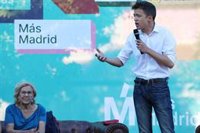 Errejón llega a mitad de campaña centrado en "hacer comunidad" y buscando 'efecto Carmena' con balcones y actores