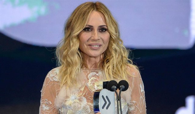 Marta Sánchez abandona el escenario en Badalona por lanzamiento de huevos