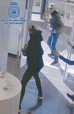 Identificados los autores de varios hurtos y un robo con violencia en tiendas de telefonía móvil en Logroño