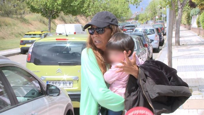 Toñi Salazar abandona su casa destrozada tras el robo sufrido