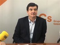 Giner promete sufragar aparcamientos a clientes de hostelería de El Palmar y más frecuencia de autobús