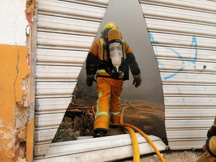 Alicante.- Sucesos.- Un incendio en una fábrica de Dénia obliga a confinar a vecinos en viviendas próximas