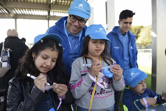 Unos 100 voluntarios de 'la Caixa' organizan jornada lúdica con 1.152 niños en situación de vulnerabilidad en Andalucía