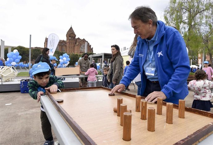 Los voluntarios de 'la Caixa' en Madrid celebran una jornada lúdica con más de 500 niños y niñas en situación de vulnera