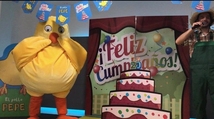 El fenómeno literario 'El Pollo Pepe' celebra en Madrid su 20 cumpleaños rodeado de niños, cuentacuentos y pintacaras