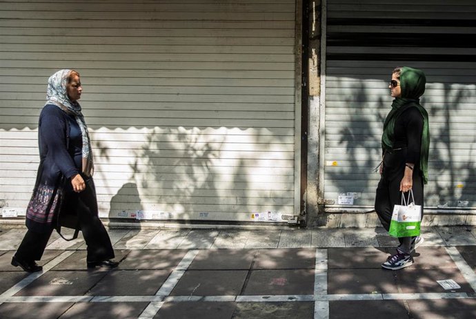 Irán.- Cientos de estudiantes iraníes se manifiestan en la Universidad de Teherán contra el uso obligatorio del hiyab