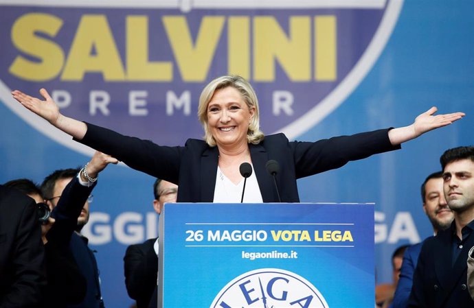 UE.- Salvini y Le Pen escenifican su afinidad en el cierre de campaña para las elecciones europeas en Milán