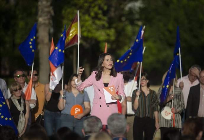 La portavoz nacional de Cs, Inés Arrimadas, participa en un acto de campaña junto al candidato a las elecciones europeas, Luis Garicano, y el candidato a la Alcaldía, Álvaro Pimentel