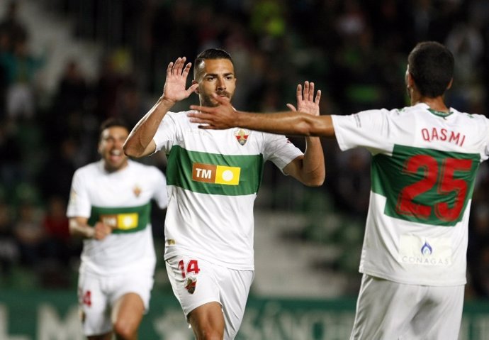 Varios futbolistas del Elche CF celebran un gol.