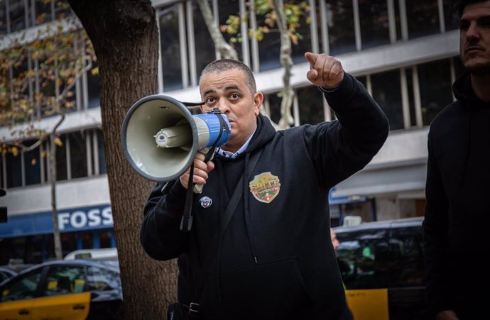 Huelga indefinida de taxistas en Barcelona tras la decisión del Govern sobre la  precontratación de los vehículos de Uber y Cabify 