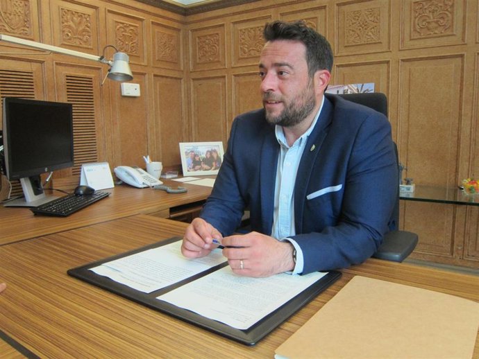 26M.- El alcalde de Badalona aspira a ganar y no apoyará ni Albiol ni  Sabater: "Son el pasado"