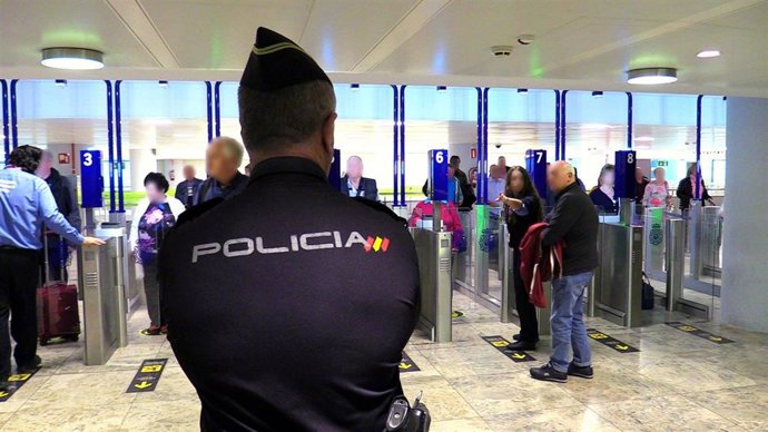 Alicante.- Sucesos.- Detenidos un padre y un hijo en el aeropuerto al intentar embarcar 400 gramos de hachís