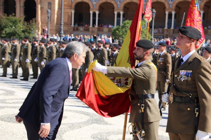 Lucrecio Fernández promete bandera en la ceremonia de Sevilla con motivo del Día de las Fuerzas Armadas