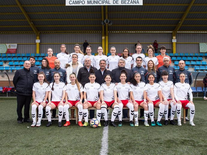 Revilla asiste al partido de fútbol femenino entre las selecciones de Cantabria y Asturias