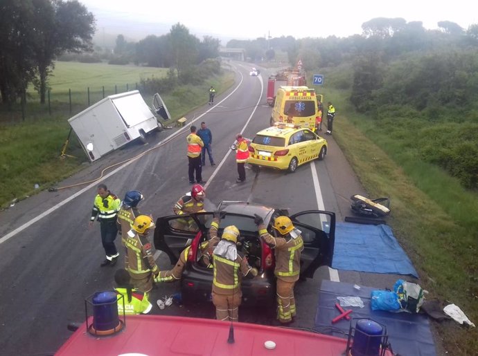 Sucesos.- Muere el conductor de un turismo en un choque frontal con una furgoneta en Girona
