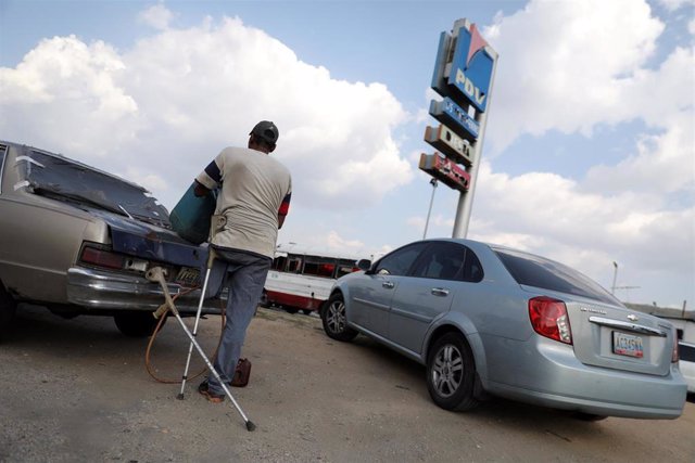 Venezuela.- El Ejército venezolano comienza a regular la venta de gasolina para evitar un posible estallido de violencia