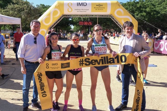Sevilla.- Manuel Olmedo y Mamen Ledesma ganan la Carrera Popular Parque de Miraflores, con más de 8.500 corredores