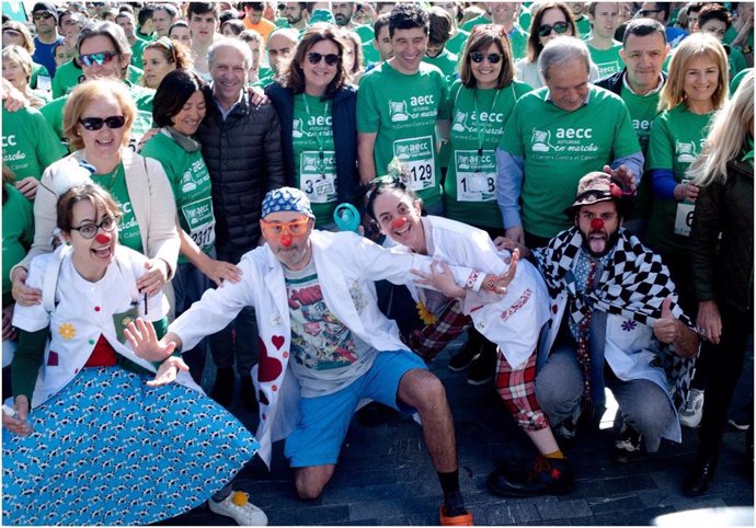 Más de 3.000 personas tiñeron de verde las calles de Oviedo en la marcha contra el cáncer