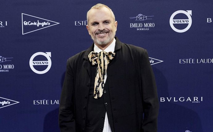 Miguel Bosé y dos de sus hijos sorprenden posando con faldas y a juego