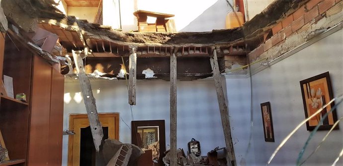 Sucesos.- Emergencias atiende a una anciana por crisis nerviosa tras desplomarse el techo de su casa en La Unión