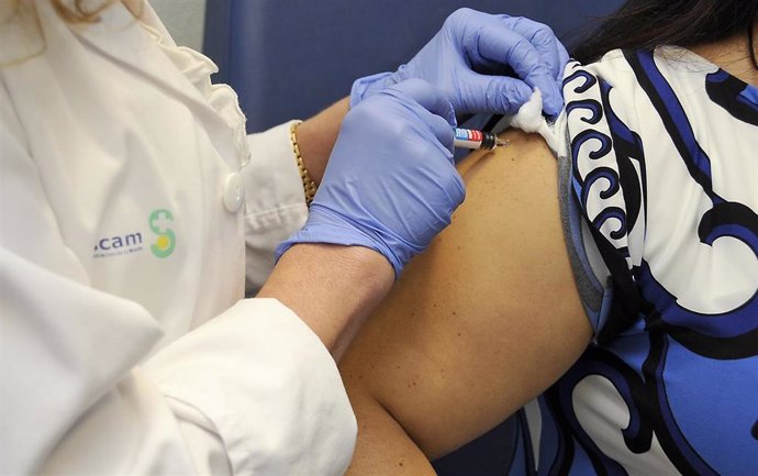 La vacuna favorece a pacientes alérgicos que sufren asma bronquial o rinoconjuntivitis, según una experta