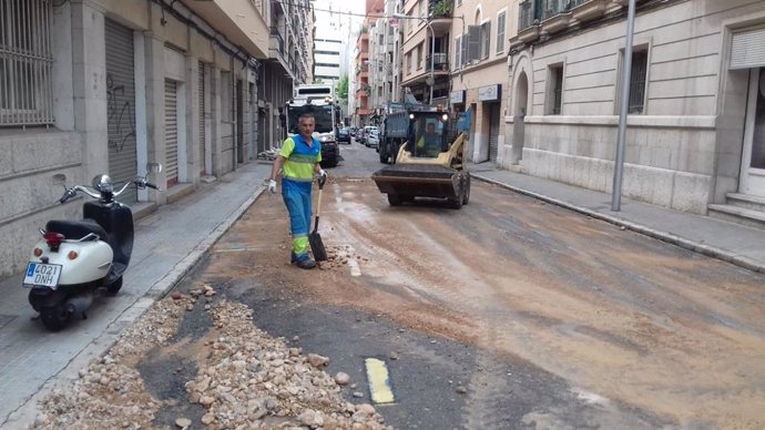 La avería de una tubería de Emaya provoca inundaciones y cortes de luz en edificios de tres barrios de Palma