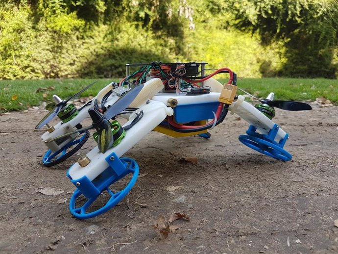VÍDEO Un robot que vuela, conduce y se estruja usando los mismos motores