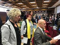 Romeva acaba en set minuts els tràmits per obtenir l'acta de senador
