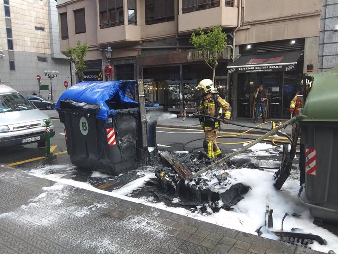 Incendiado un contenedor en pleno centro de Bilbao