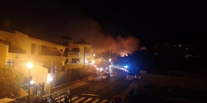 Suc.- Controlado un incendio en La Gomera que obliga a desalojar viviendas y tres bloques de apartamentos
