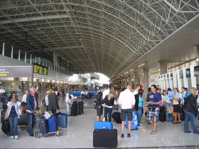 Los aeropuertos canarios registran 3,8 millones de pasajeros en abril, un 3,2% más
