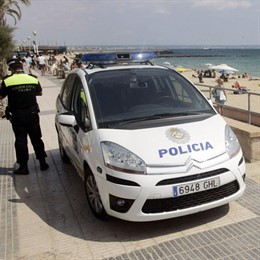Policía Local de Baleares en una playa de Palma