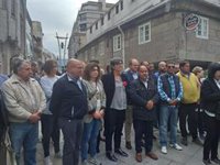 Concentración en O Porriño en repulsa por el tiroteo que hirió a dos jóvenes gitanos zamoranos