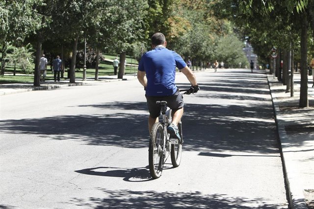 Recursos de gente en bici por un parque
